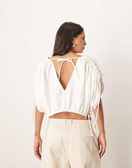 ARRANGE plunge topp med rynkad detalj i elfenben - Image 4