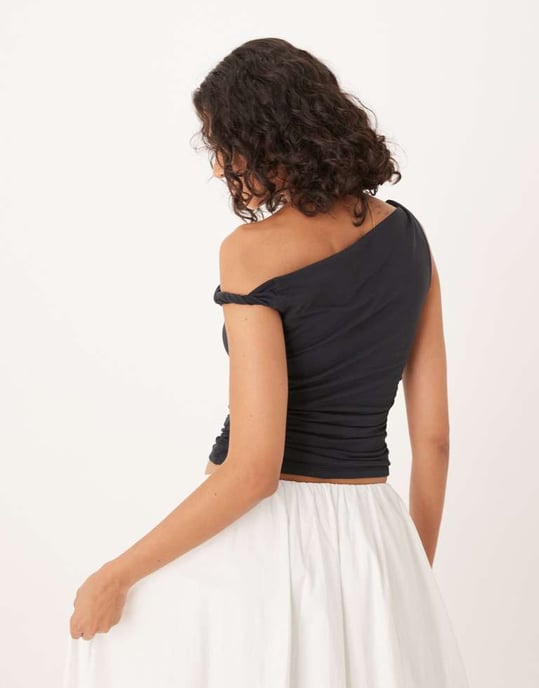 Abercrombie & Fitch asymmetrisk twist topp med en axel i svart - Image 2