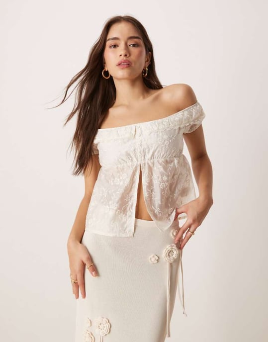 Motel Shogo sammetstapet blomster off shoulder topp i elfenben - Image 1