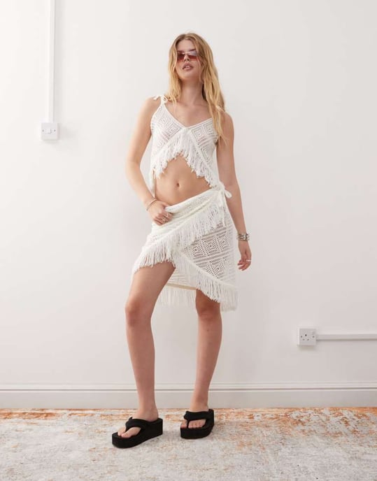 COLLUSION virkade fransar bralette topp i krämfärg - Image 3