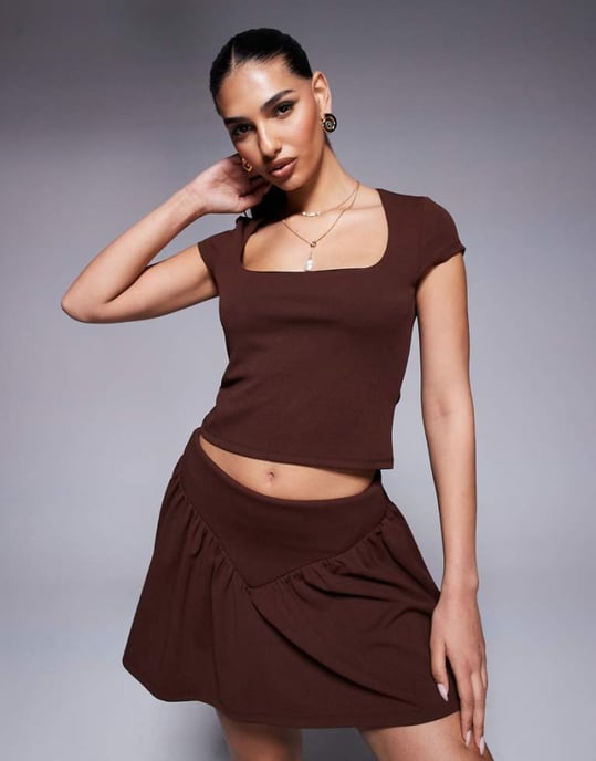 ASOS DESIGN matchande fyrkantig halsringning topp med korta ärmar i choklad - Image 1