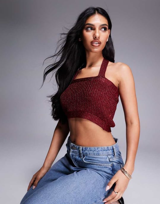ASOS DESIGN stickad halterneck croptop i metallgarn i vinröd - Image 1
