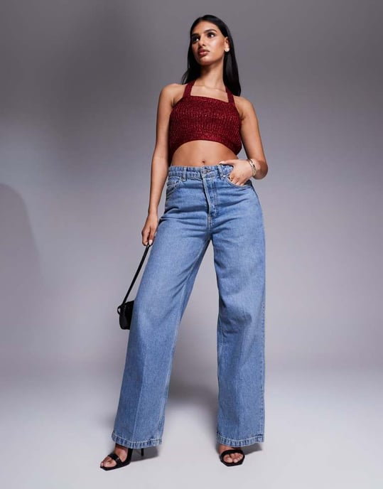 ASOS DESIGN stickad halterneck croptop i metallgarn i vinröd - Image 2