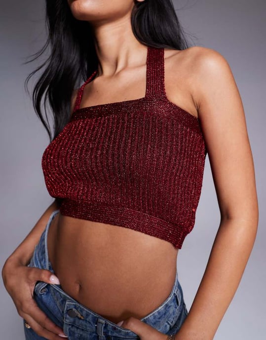 ASOS DESIGN stickad halterneck croptop i metallgarn i vinröd - Image 3