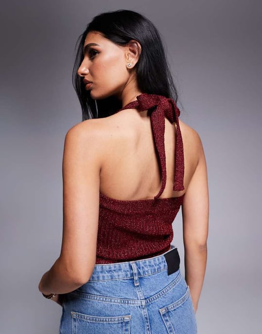 ASOS DESIGN stickad halterneck croptop i metallgarn i vinröd - Image 4