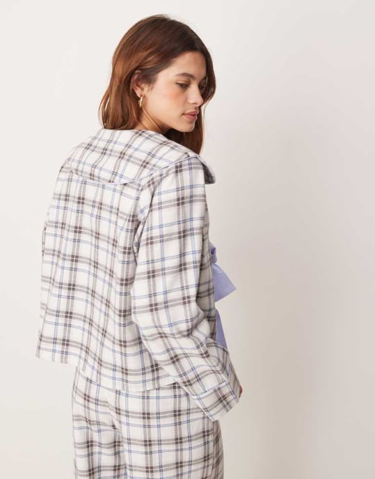 ASOS DESIGN knytframs pyjamasblus i blåborstad rutigt set - Image 2