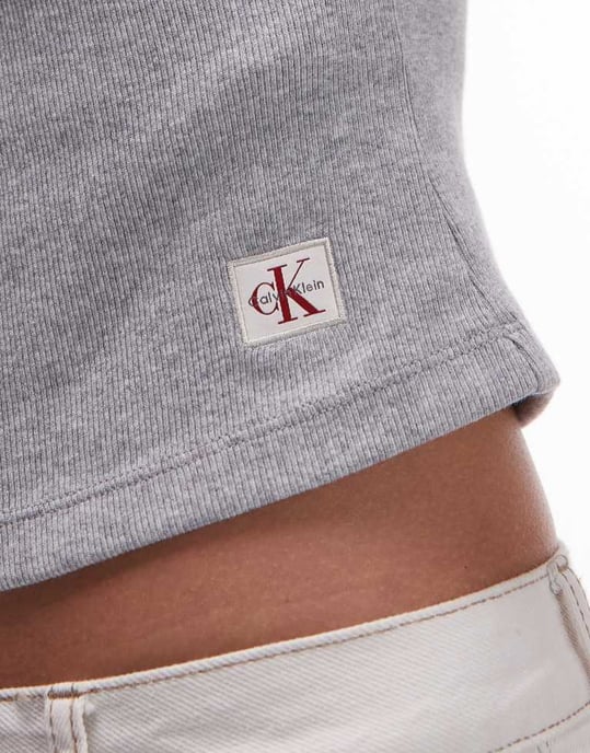 Calvin Klein Jeans vävd etikett kortärmad ärmlös 1/4 dragkedja i grått - Image 2