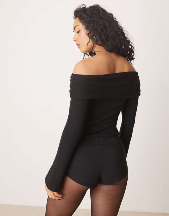 ASOS DESIGN asymmetrisk topp med ena axeln, supermjuk, i svart - Image 4