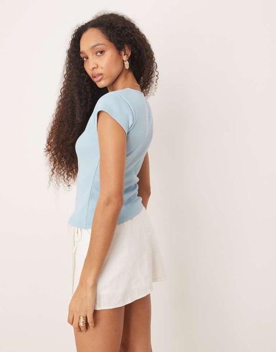 ASOS DESIGN kompakt mini ribb knapp igenom kortärmad topp i blå - Image 3