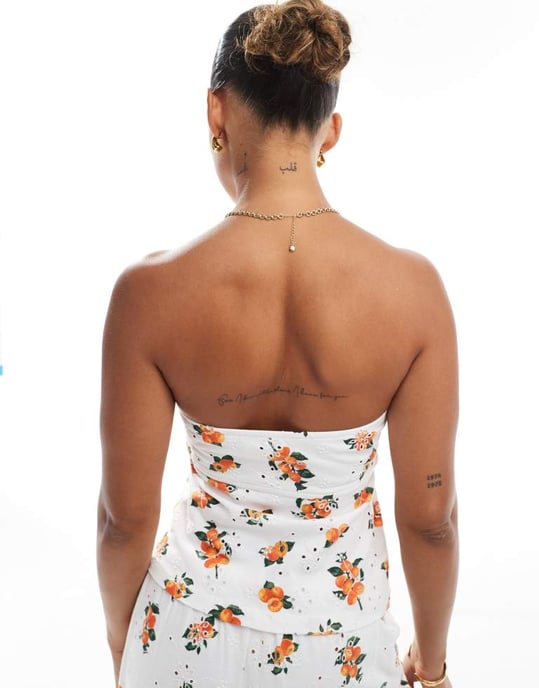 ASOS DESIGN bandeau med banddetalj och broderi i vitt med orange tryck - Image 2