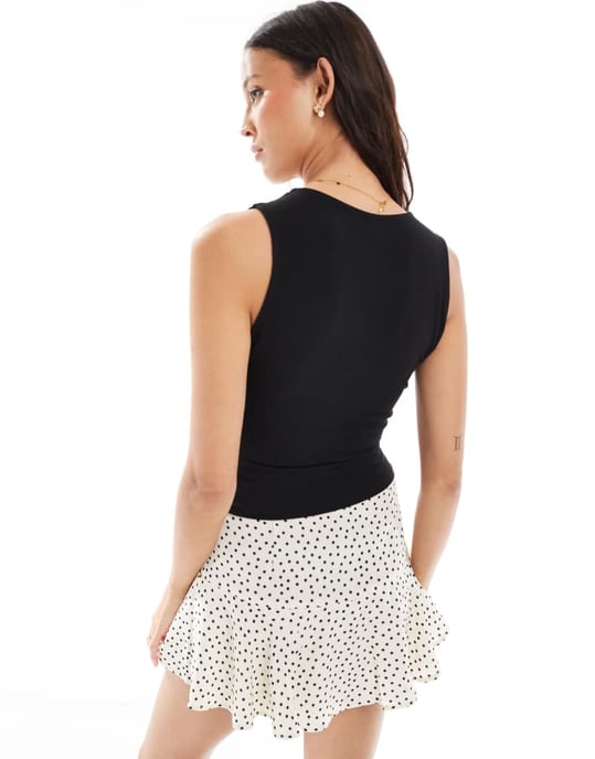 Miss Selfridge ärmlös inknutningsblus med metallkant i svart - Image 4