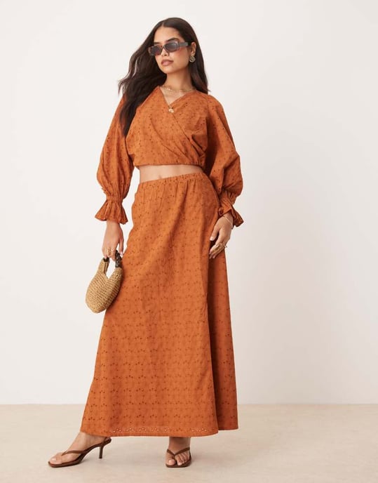 ASOS DESIGN koord premium omslagsblus med volymärmar i broderi i brunt - Image 2