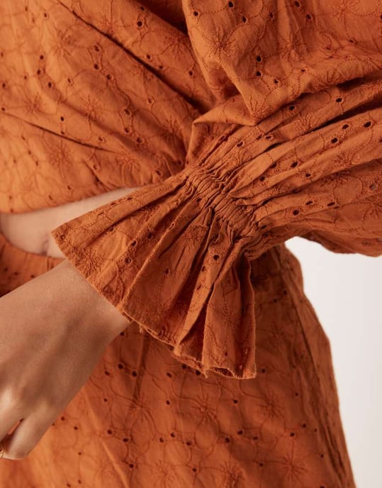 ASOS DESIGN koord premium omslagsblus med volymärmar i broderi i brunt - Image 3