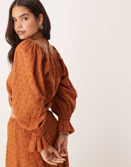 ASOS DESIGN koord premium omslagsblus med volymärmar i broderi i brunt - Image 4