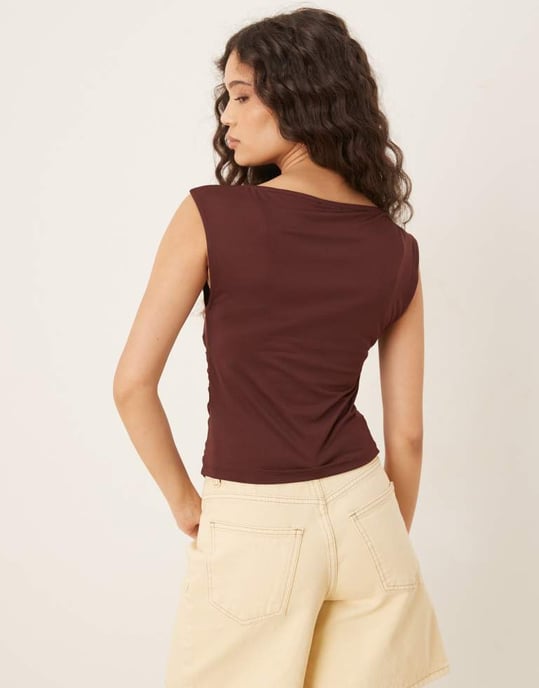 ASOS DESIGN topp med båtkrage och söm under bysten i choklad - Image 3