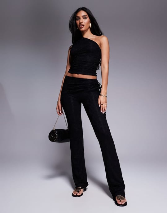 Kaiia exklusiv dubbellager slinky samlad one shoulder spets topp co-ord i svart - Image 2