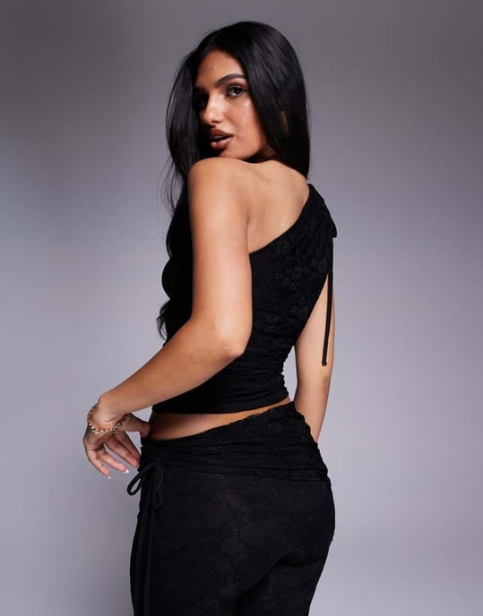 Kaiia exklusiv dubbellager slinky samlad one shoulder spets topp co-ord i svart - Image 4