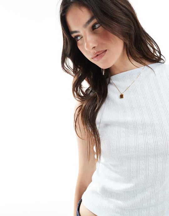 ASOS DESIGN punktmönstrad topp med snedhals och låg rygg i ljusblått - Image 4