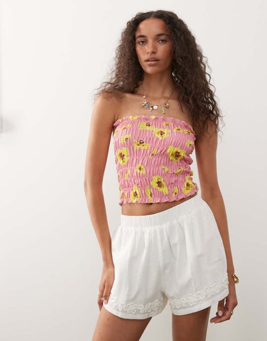 Återvunnen vintage shirred bandeau-top i rosa påsklilja-mönster - Image 1