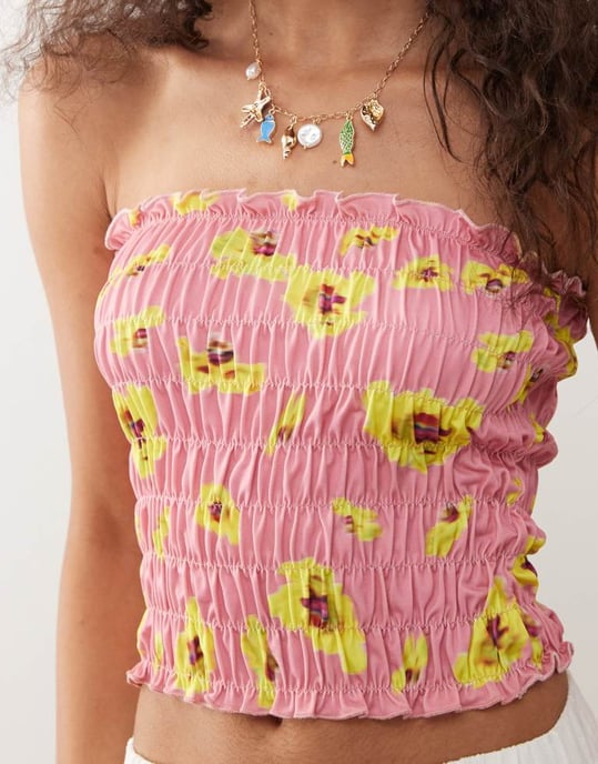 Återvunnen vintage shirred bandeau-top i rosa påsklilja-mönster - Image 3
