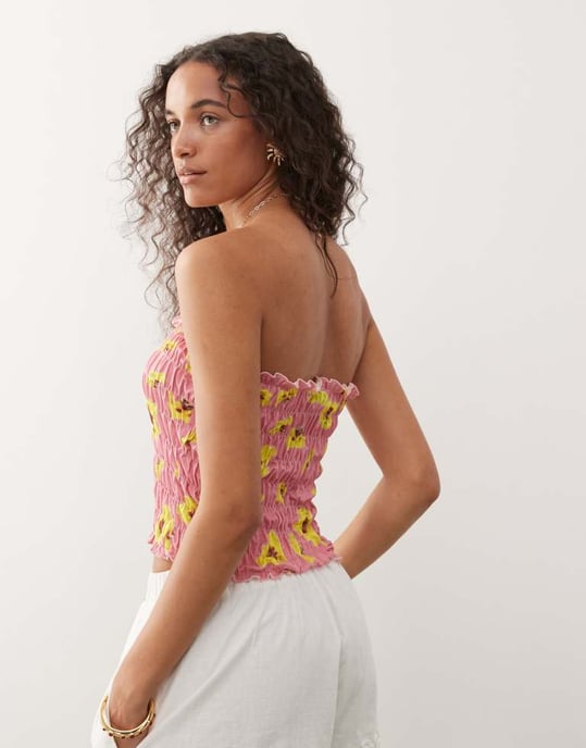 Återvunnen vintage shirred bandeau-top i rosa påsklilja-mönster - Image 4