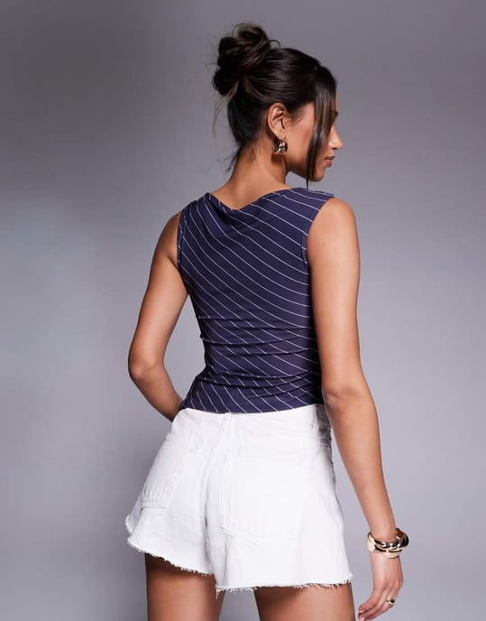 ASOS DESIGN asymmetrisk fåll ärmlös topp med godetdetalj i marinrandig - Image 4