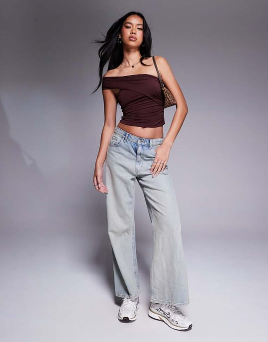 ASOS DESIGN volangad denimbh på ena axeln i brun - Image 4
