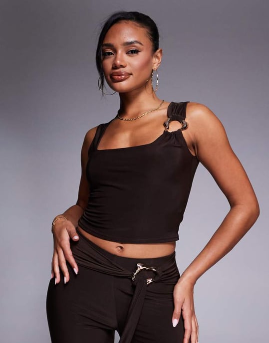 Kaiia exklusiv dubbellager slinky fyrkantig halsringning med detaljer i guld på crop top co-ord i choklad - Image 1