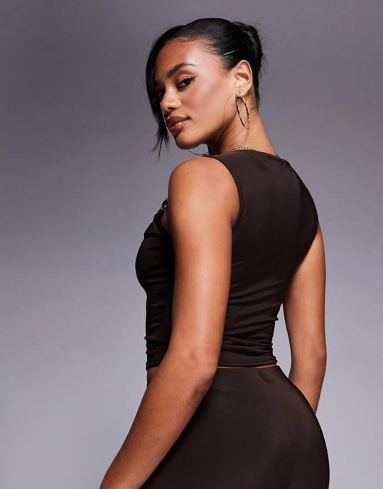 Kaiia exklusiv dubbellager slinky fyrkantig halsringning med detaljer i guld på crop top co-ord i choklad - Image 2
