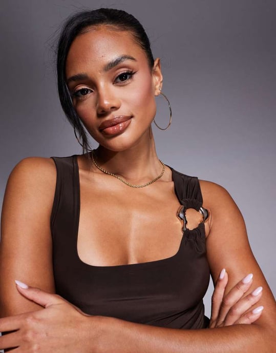 Kaiia exklusiv dubbellager slinky fyrkantig halsringning med detaljer i guld på crop top co-ord i choklad - Image 3