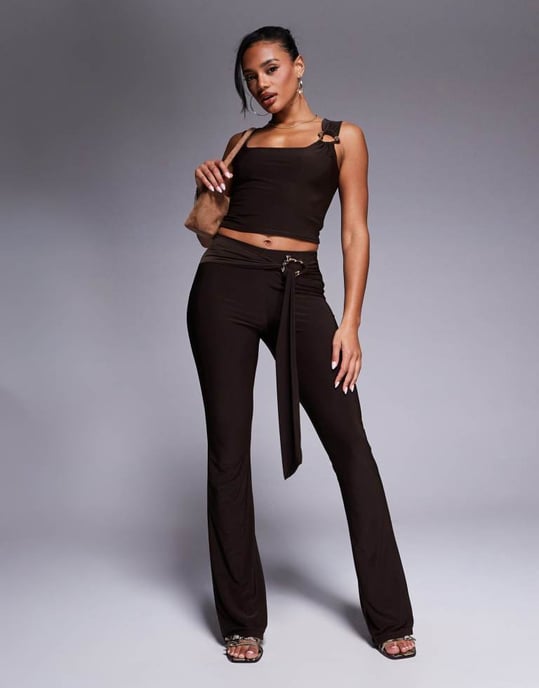 Kaiia exklusiv dubbellager slinky fyrkantig halsringning med detaljer i guld på crop top co-ord i choklad - Image 4
