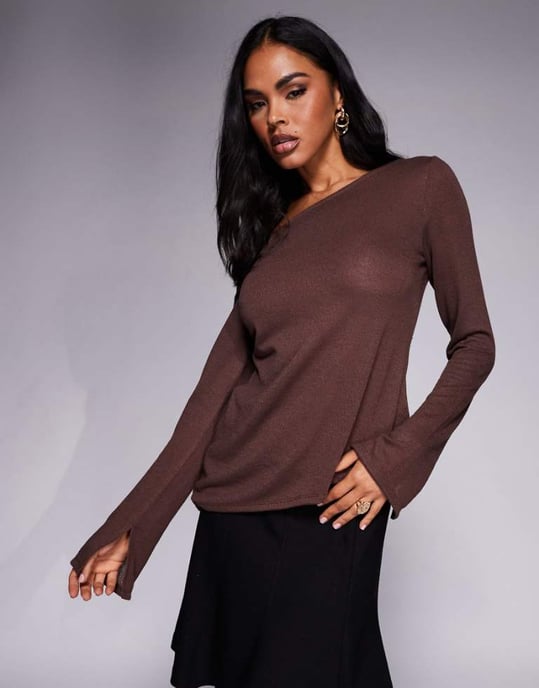 ASOS DESIGN avskuren axel genomskinlig stickad asymmetrisk topp i choklad - Image 1