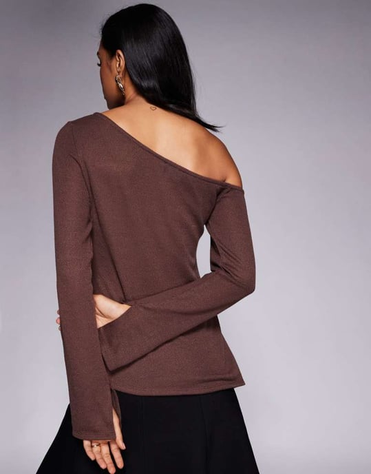 ASOS DESIGN avskuren axel genomskinlig stickad asymmetrisk topp i choklad - Image 3