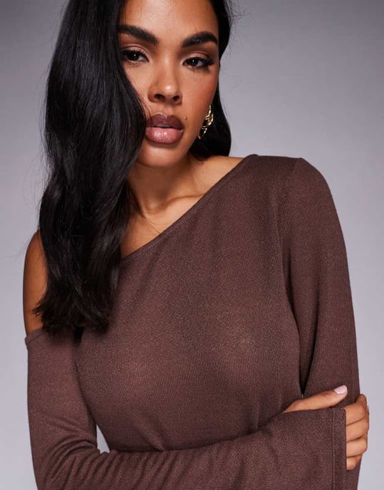 ASOS DESIGN avskuren axel genomskinlig stickad asymmetrisk topp i choklad - Image 4