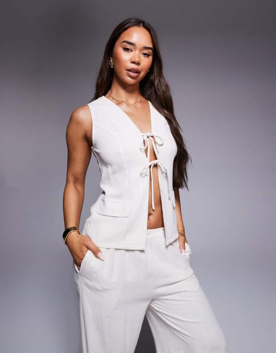 Missyempire linne-look med fickdetalj och öppen knyt-fram toppset i krämfärg - Image 1