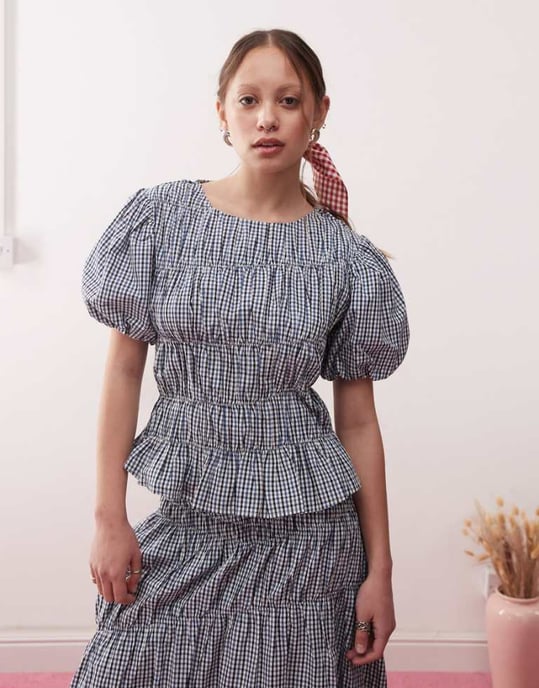 Återvunnen vintage kortärmad western topp med puffärm och smockdetalj i blå rutigt - Image 1