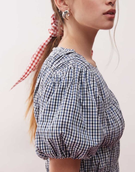 Återvunnen vintage kortärmad western topp med puffärm och smockdetalj i blå rutigt - Image 2