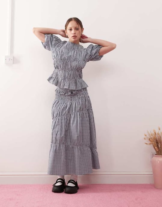 Återvunnen vintage kortärmad western topp med puffärm och smockdetalj i blå rutigt - Image 3