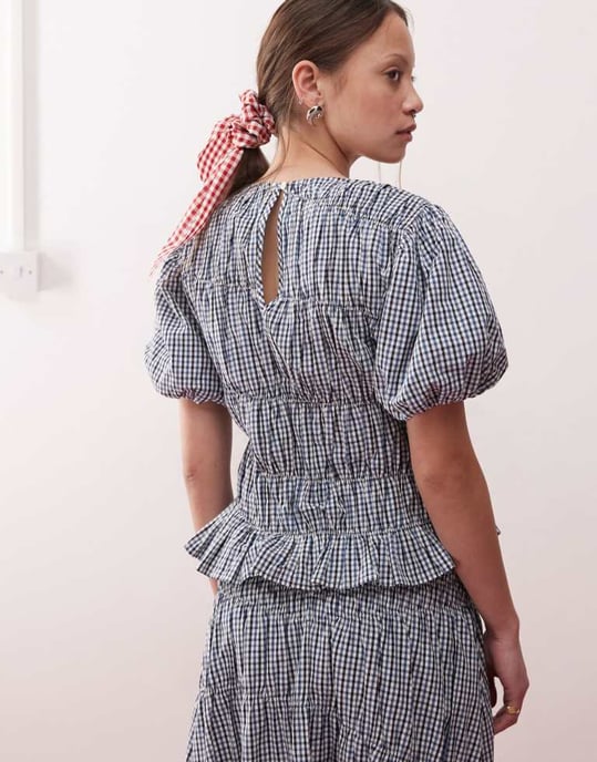 Återvunnen vintage kortärmad western topp med puffärm och smockdetalj i blå rutigt - Image 4