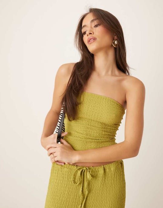 ASOS DESIGN långlinje texturerad bandeau-set i olivgrön - Image 1