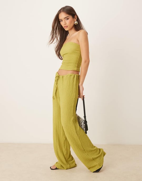 ASOS DESIGN långlinje texturerad bandeau-set i olivgrön - Image 2
