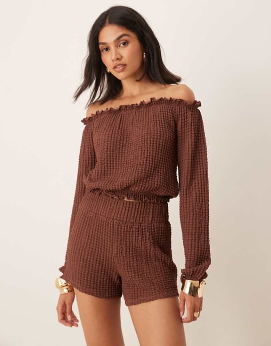 ASOS DESIGN off shoulder texturerad topp med mini volang-set i brunt - Image 1