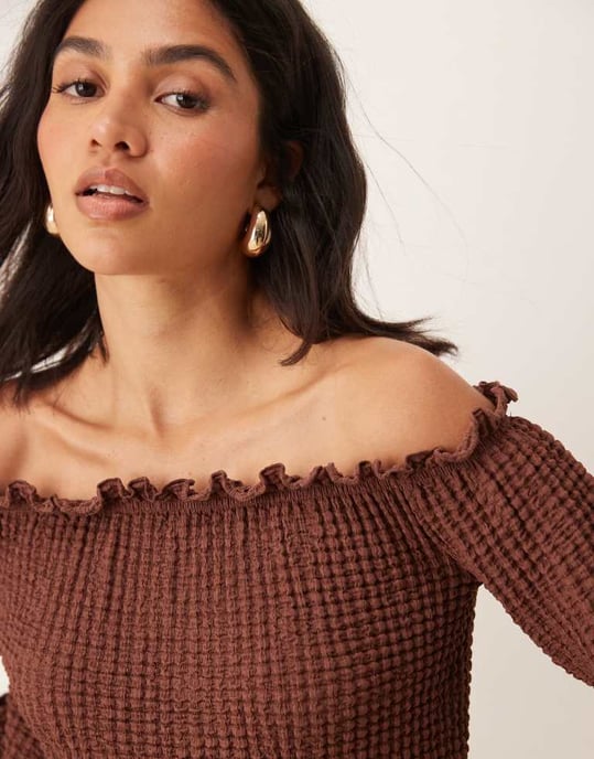 ASOS DESIGN off shoulder texturerad topp med mini volang-set i brunt - Image 2
