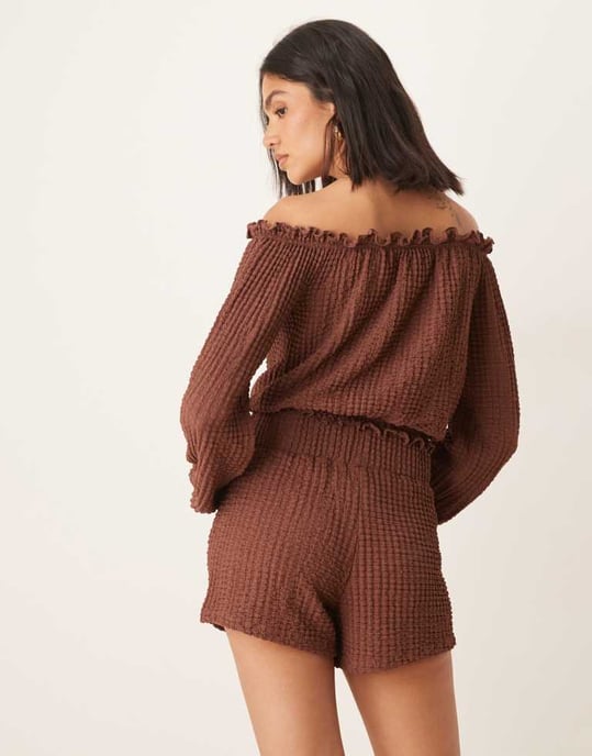 ASOS DESIGN off shoulder texturerad topp med mini volang-set i brunt - Image 3
