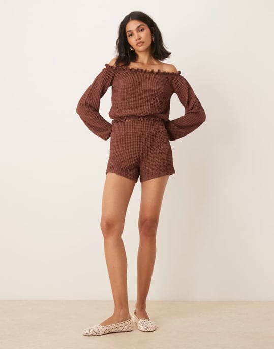 ASOS DESIGN off shoulder texturerad topp med mini volang-set i brunt - Image 4