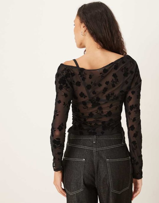 ASOS DESIGN plysch asymmetrisk åtdragen topp i svart - Image 4