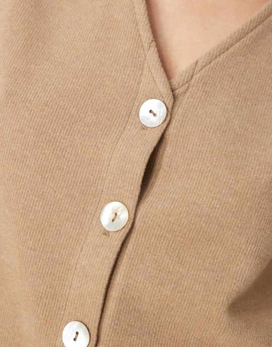 ASOS DESIGN lös passform v-hals knapplöst topp med pärlemorknappar i havre - Image 3