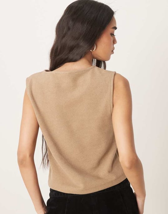 ASOS DESIGN lös passform v-hals knapplöst topp med pärlemorknappar i havre - Image 4