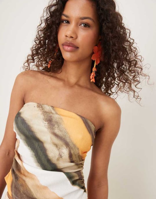 ASOS DESIGN koordinerad figurnära draperad bandeau i abstrakt mönster - Image 2