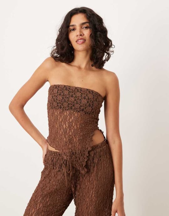 ASOS DESIGN mesh asymmetrisk bandeau med delad sida i brunt - Image 1